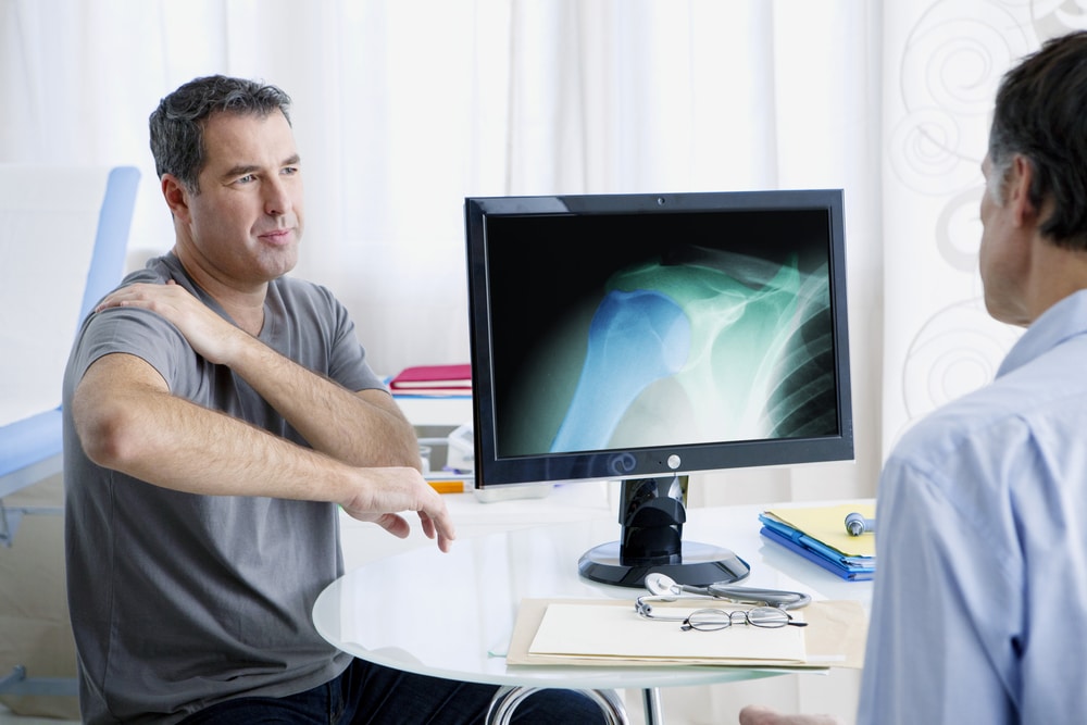 Dr. Brian Cohen consulting a patient about shoulder tear treatment.